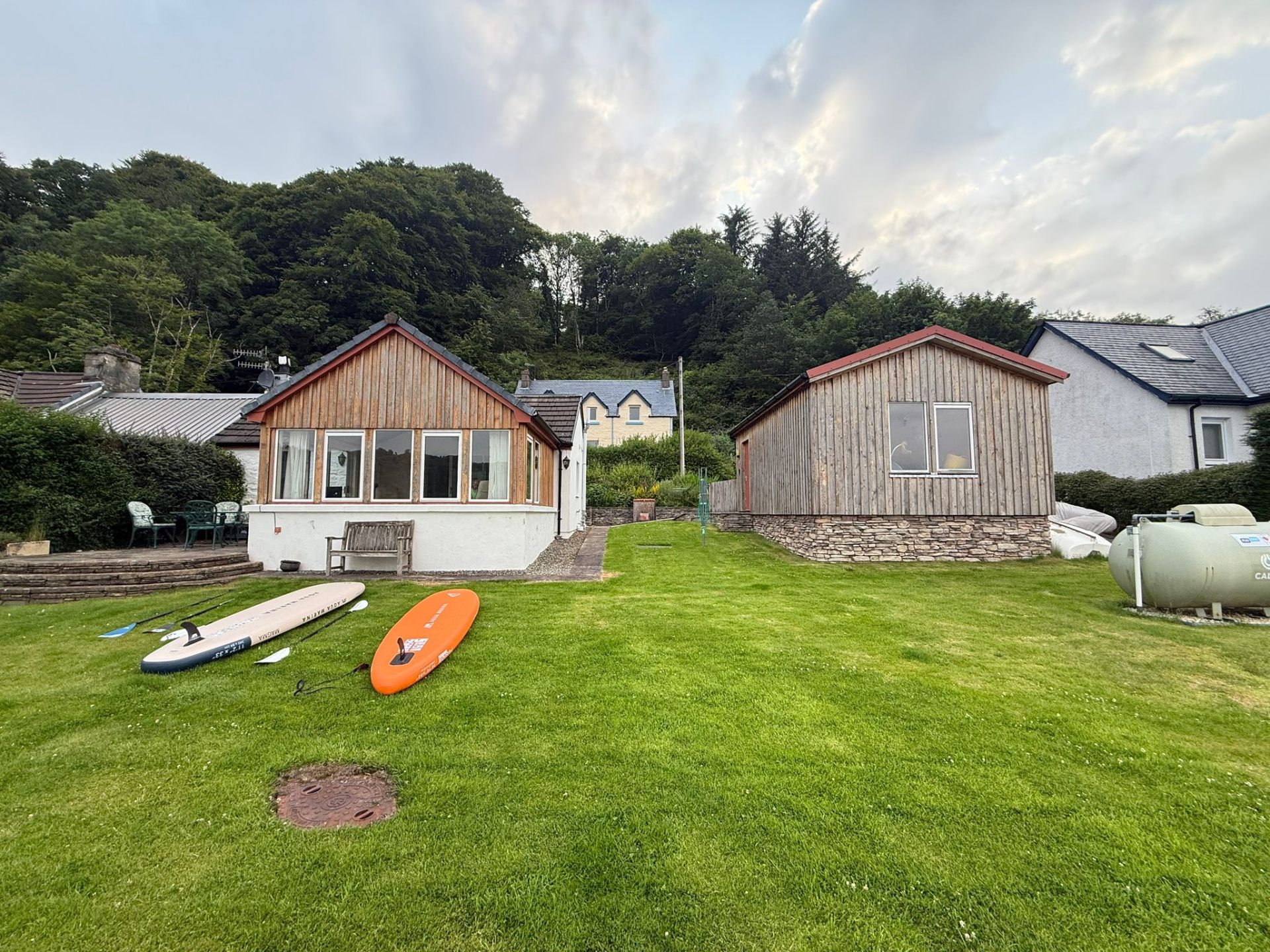 Spacious waterfront garden